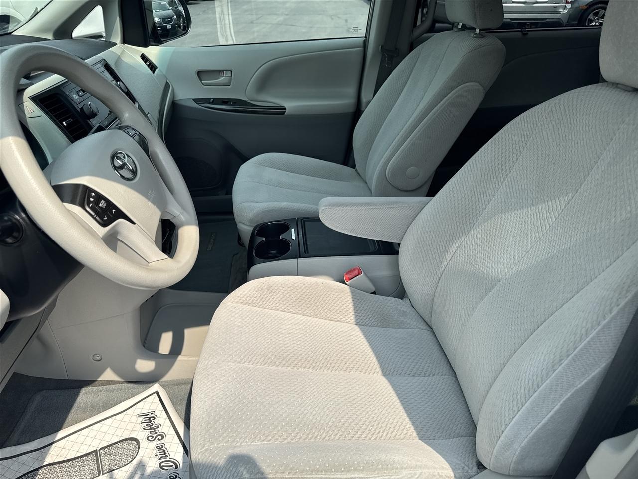 Toyota Sienna 5dr 8-Pass Van V6 LE FWD (Natl) 2014