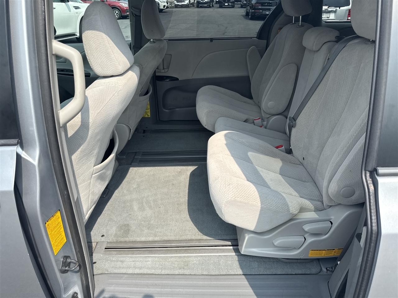 Toyota Sienna 5dr 8-Pass Van V6 LE FWD (Natl) 2014