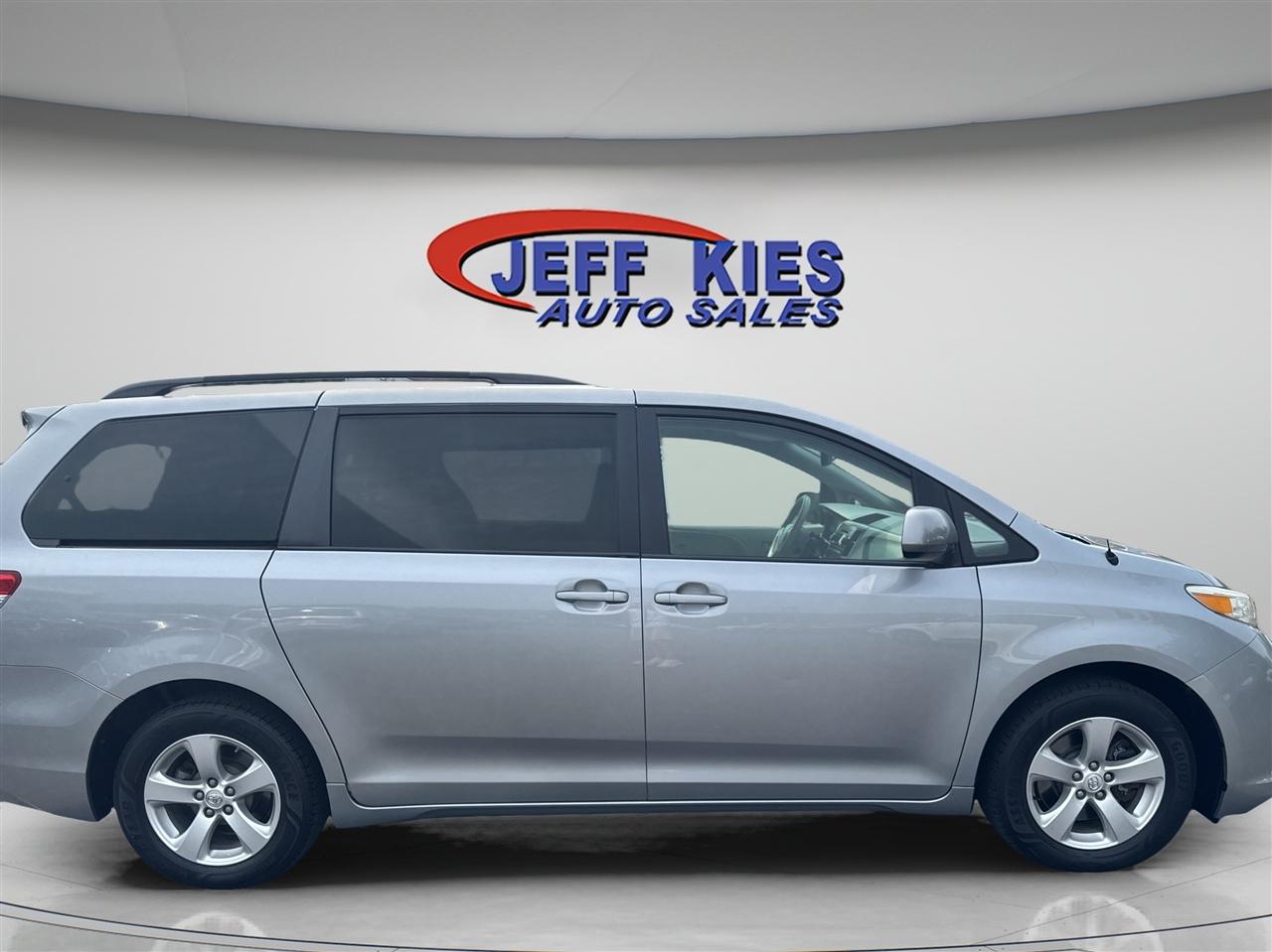 Toyota Sienna 5dr 8-Pass Van V6 LE FWD (Natl) 2014
