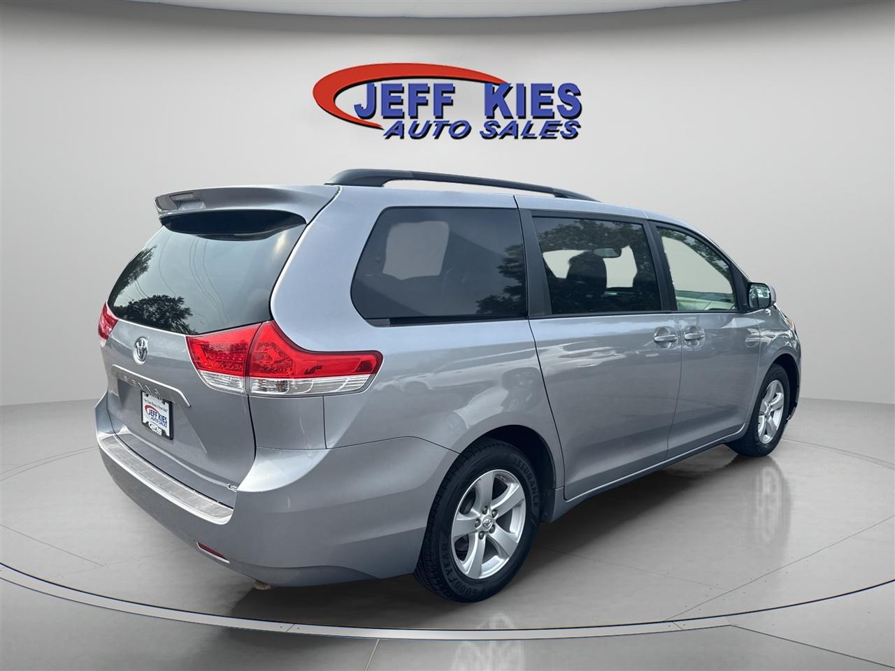 Toyota Sienna 5dr 8-Pass Van V6 LE FWD (Natl) 2014