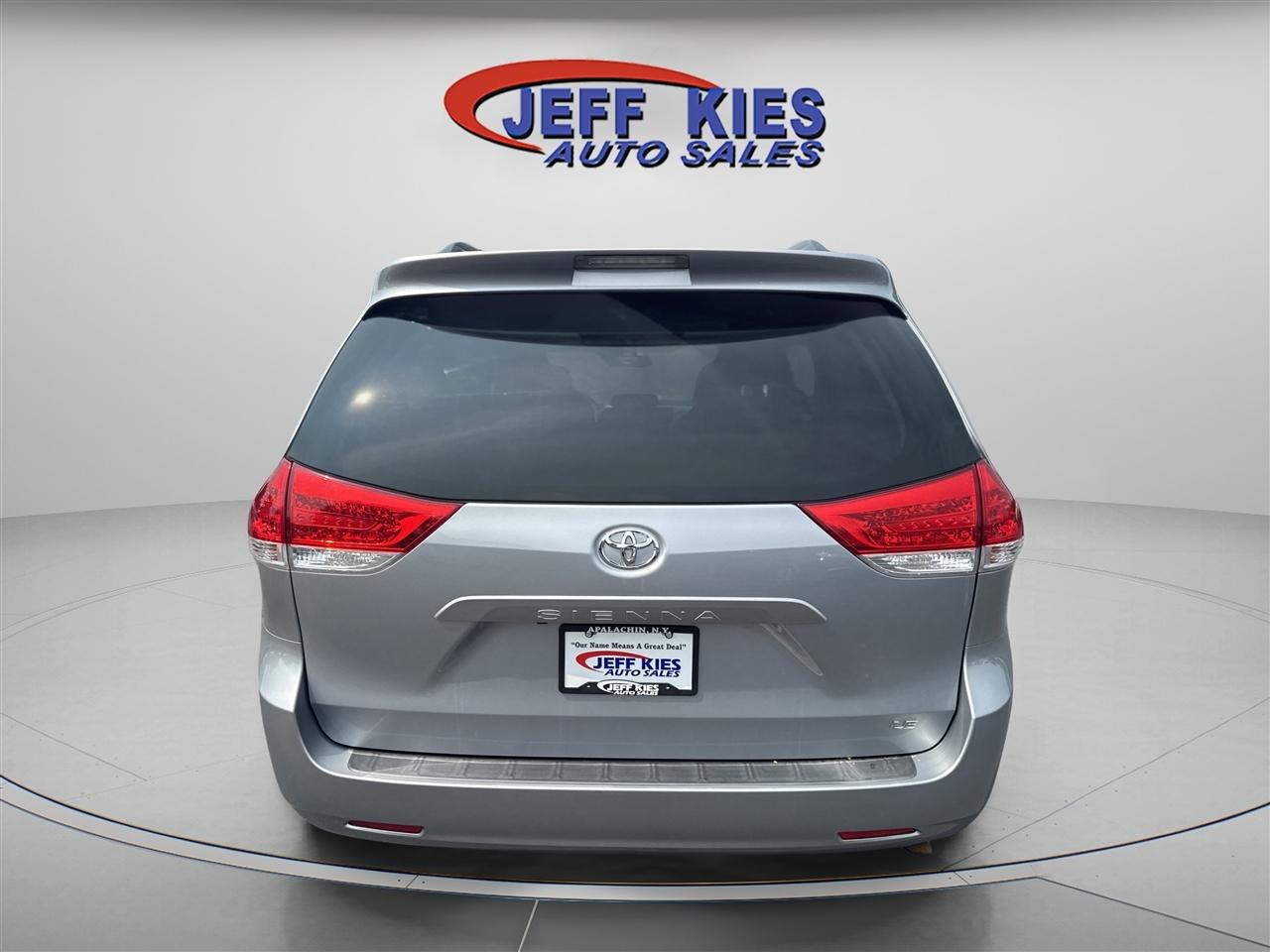 Toyota Sienna 5dr 8-Pass Van V6 LE FWD (Natl) 2014