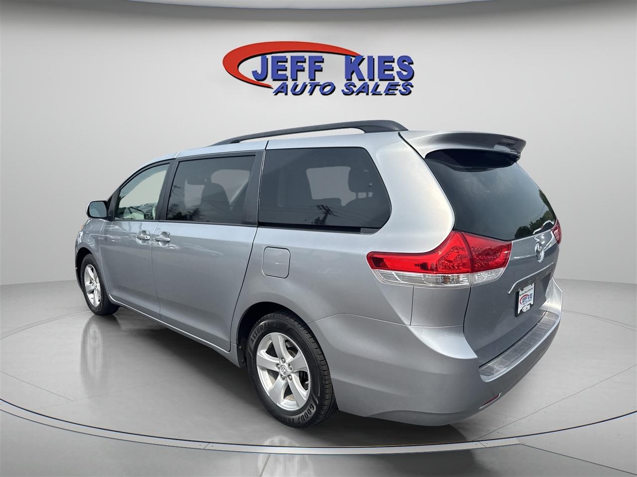 Toyota Sienna 5dr 8-Pass Van V6 LE FWD (Natl) 2014