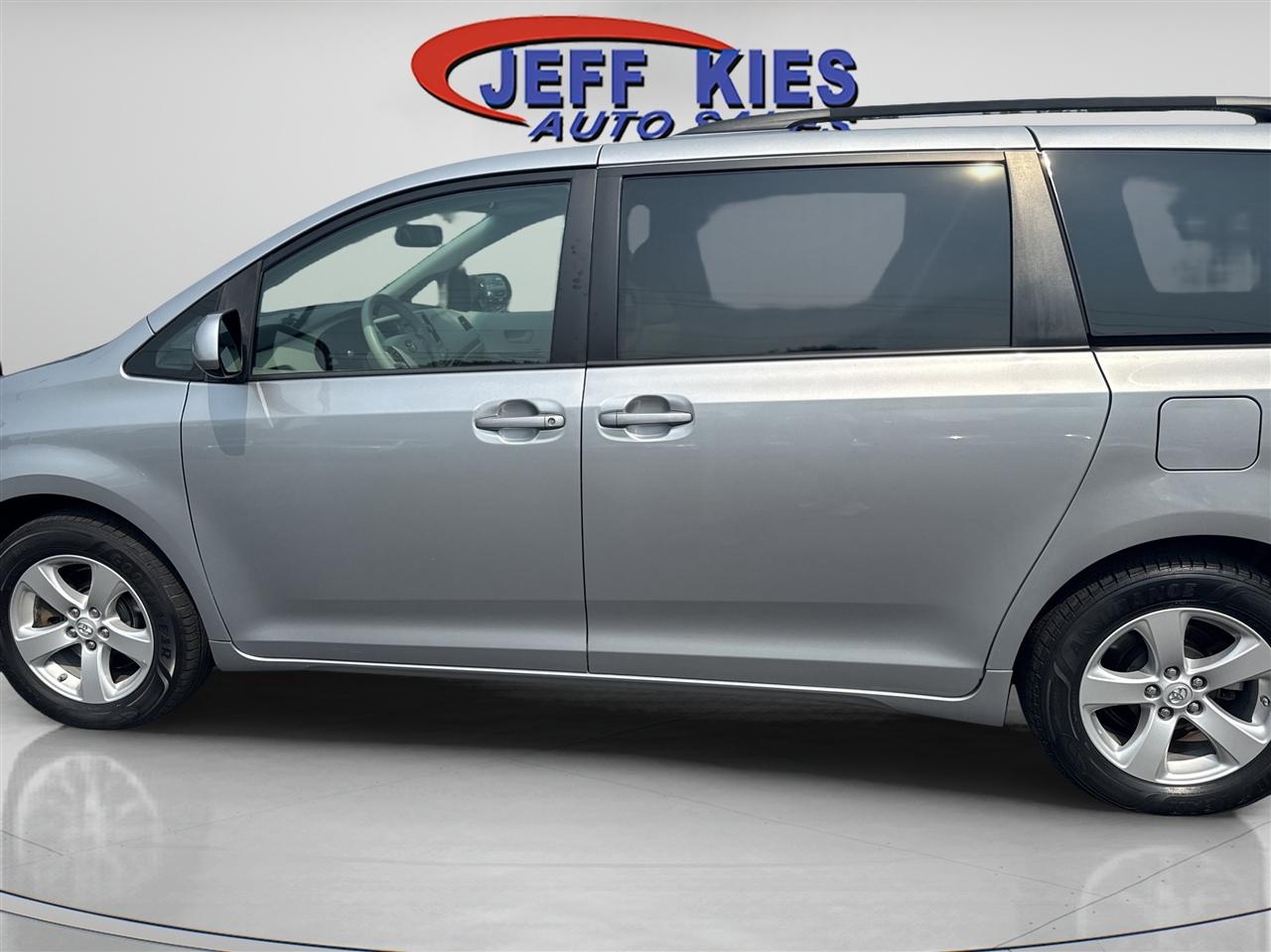 Toyota Sienna 5dr 8-Pass Van V6 LE FWD (Natl) 2014