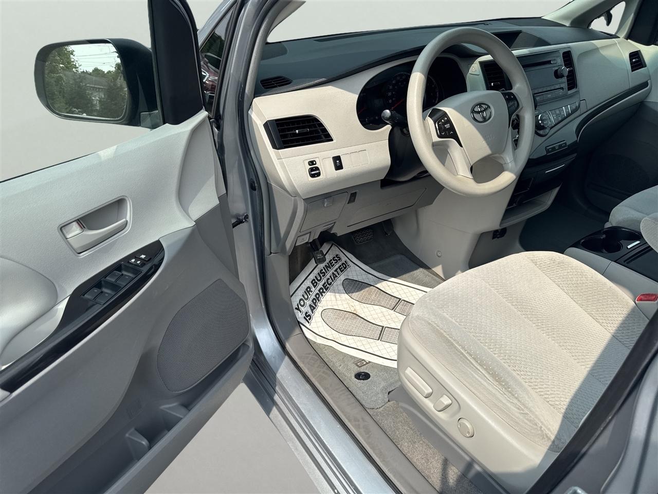 Toyota Sienna 5dr 8-Pass Van V6 LE FWD (Natl) 2014