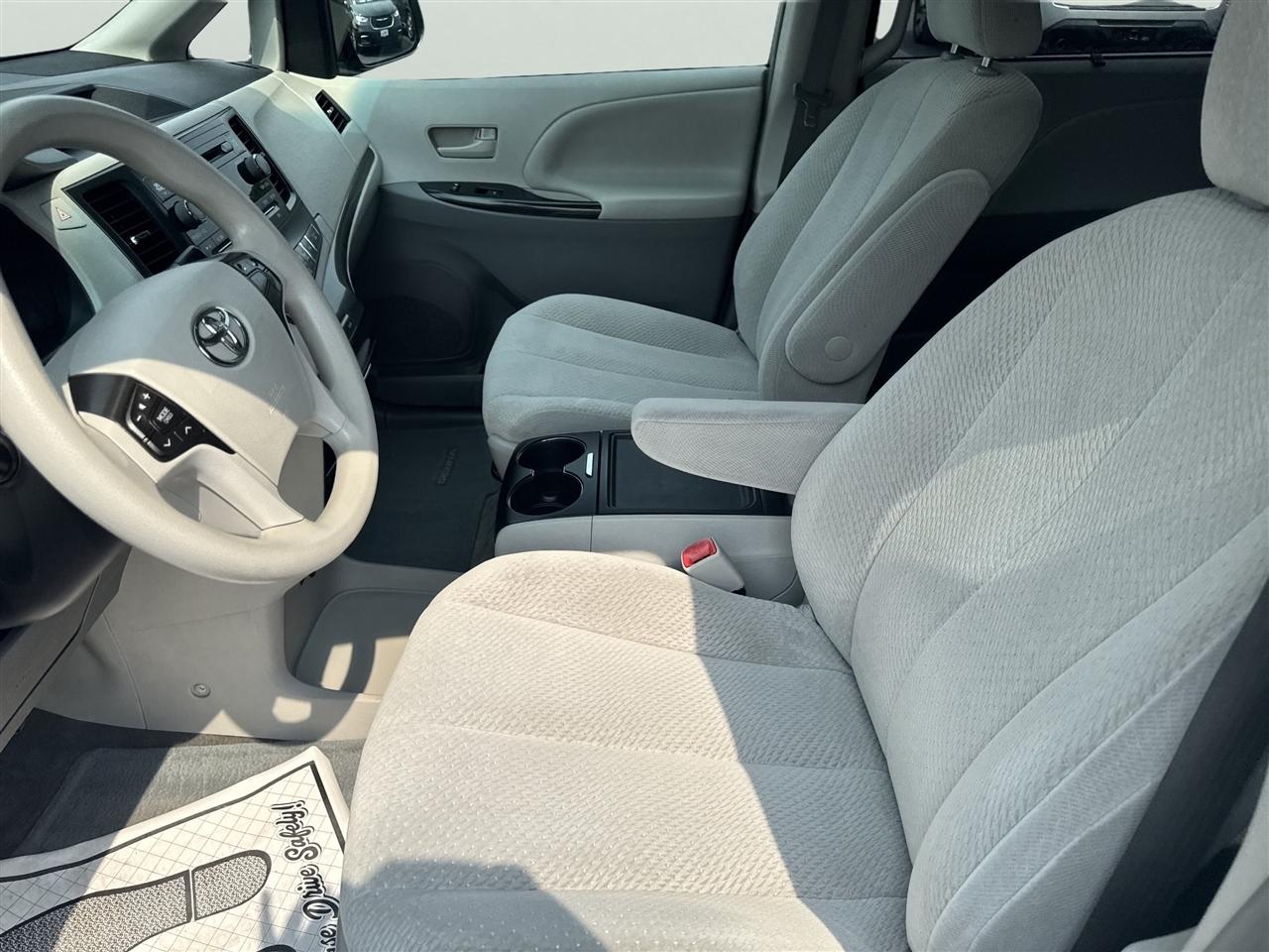Toyota Sienna 5dr 8-Pass Van V6 LE FWD (Natl) 2014