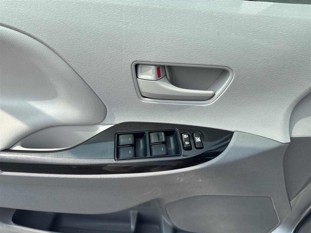 Toyota Sienna 5dr 8-Pass Van V6 LE FWD (Natl) 2014