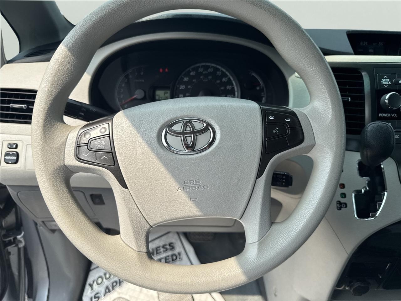 Toyota Sienna 5dr 8-Pass Van V6 LE FWD (Natl) 2014