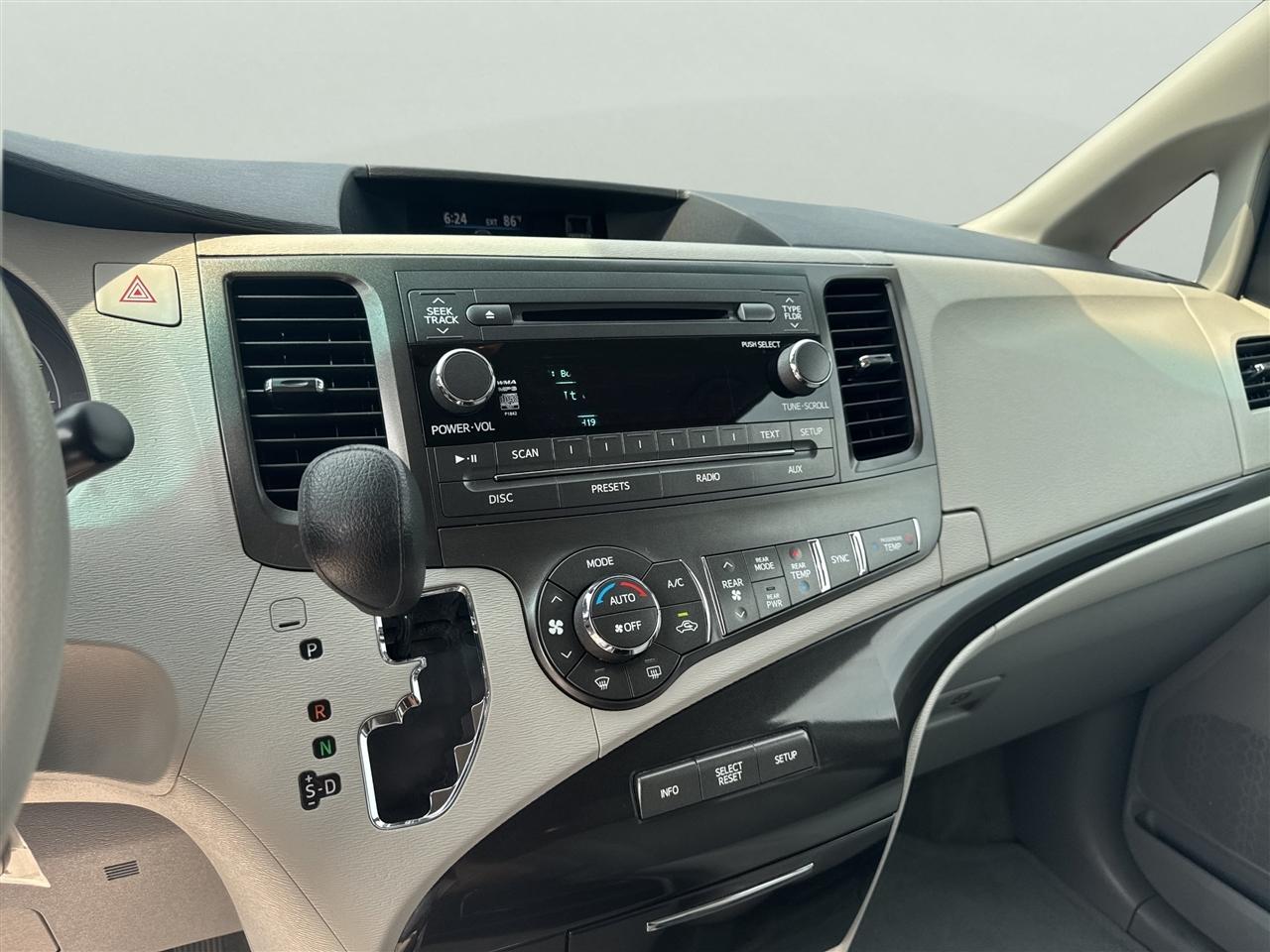 Toyota Sienna 5dr 8-Pass Van V6 LE FWD (Natl) 2014