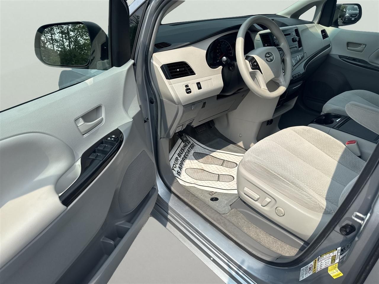 Toyota Sienna 5dr 8-Pass Van V6 LE FWD (Natl) 2014