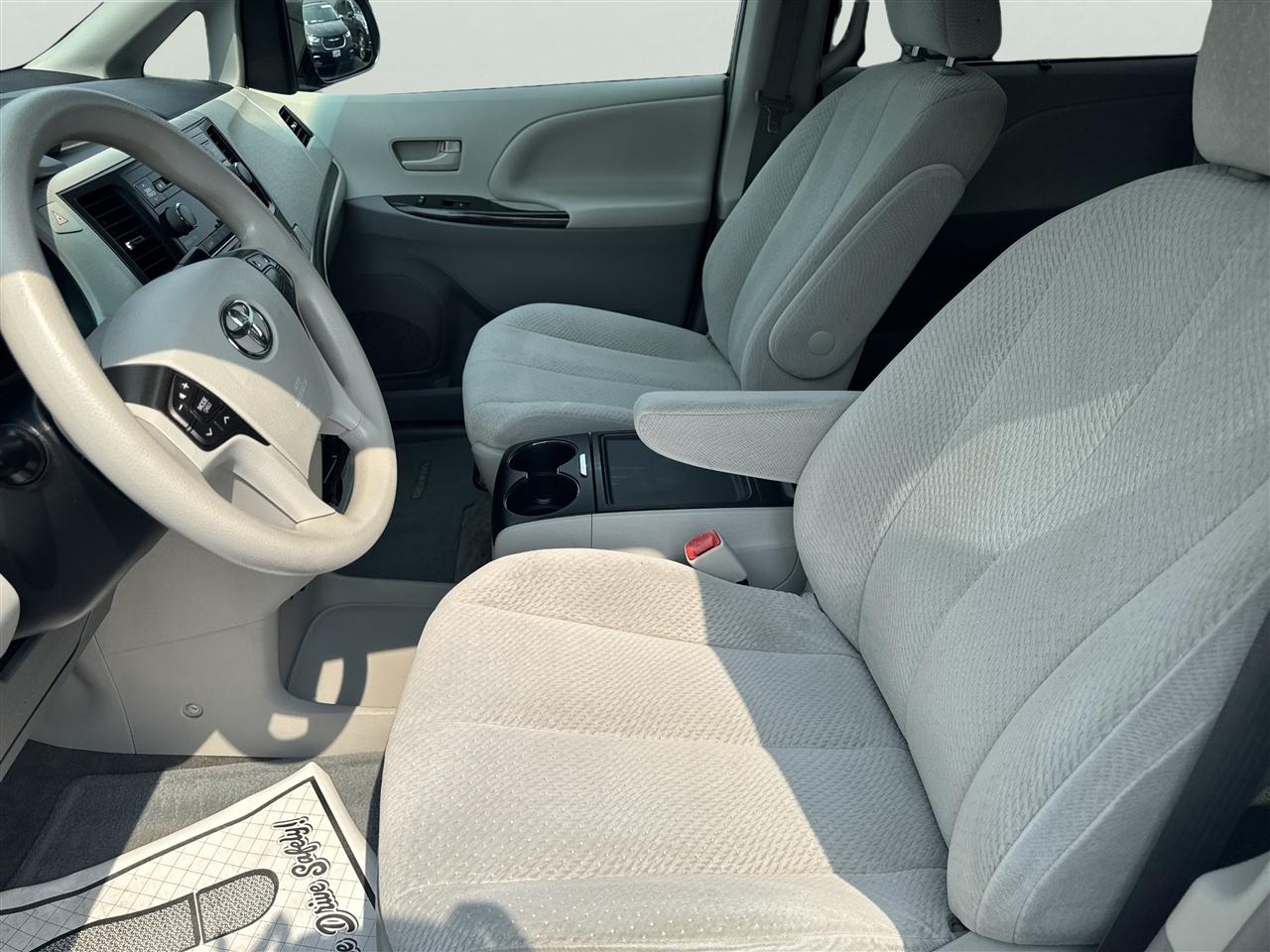 Toyota Sienna 5dr 8-Pass Van V6 LE FWD (Natl) 2014