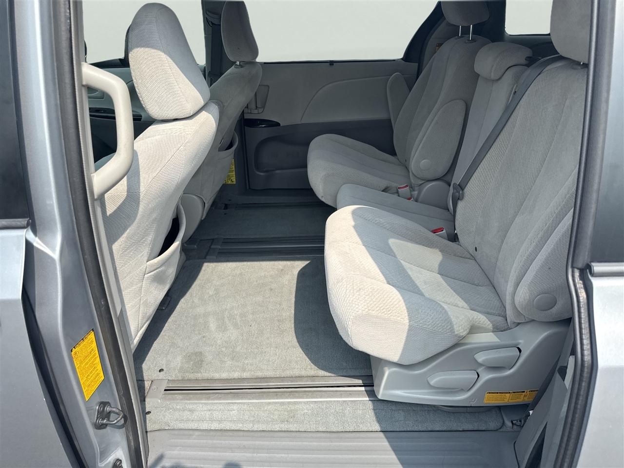 Toyota Sienna 5dr 8-Pass Van V6 LE FWD (Natl) 2014