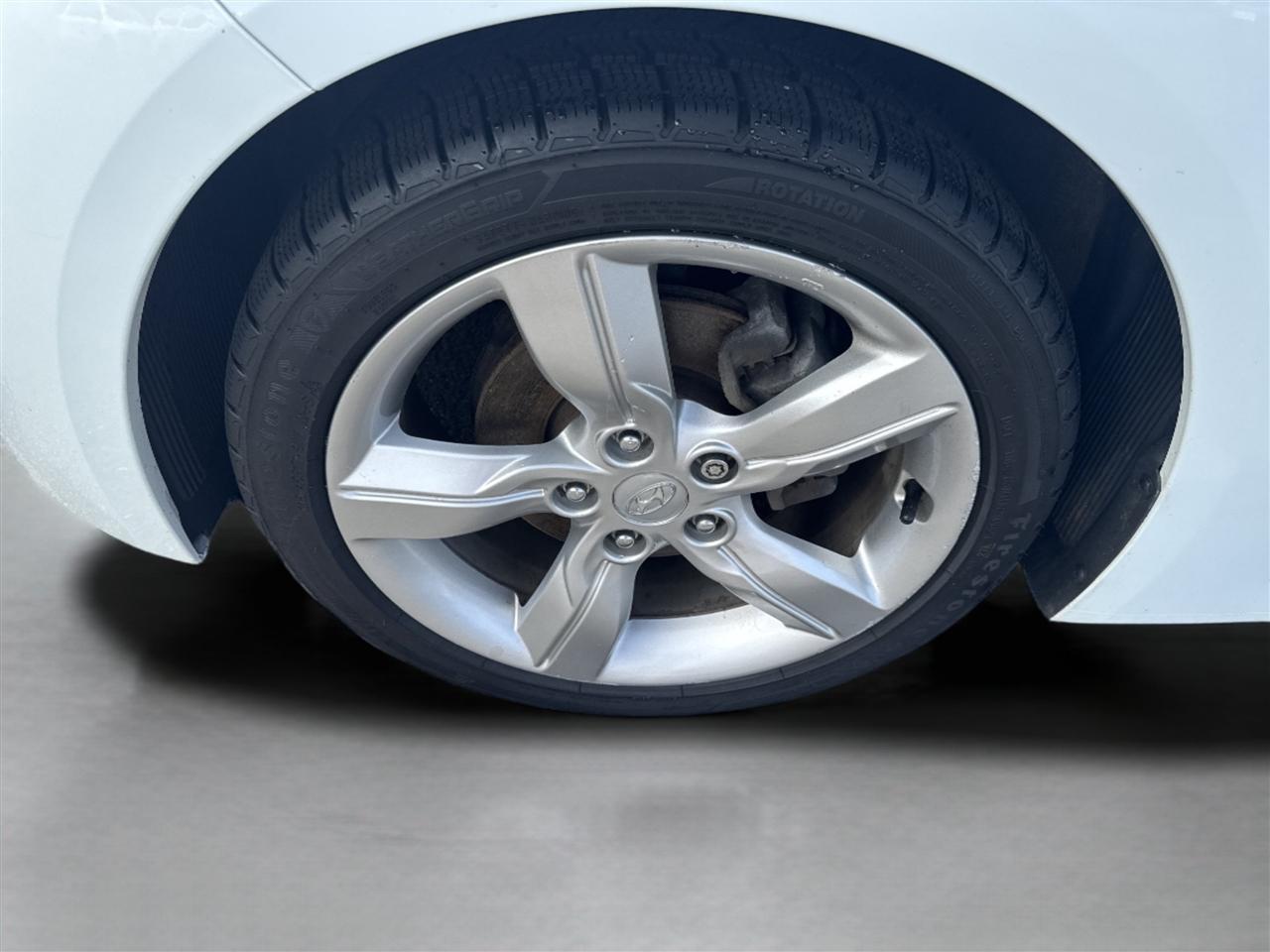 Hyundai Veloster 3dr Cpe Man w/Gray Int 2012