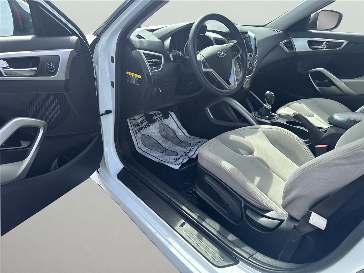 Hyundai Veloster 3dr Cpe Man w/Gray Int 2012