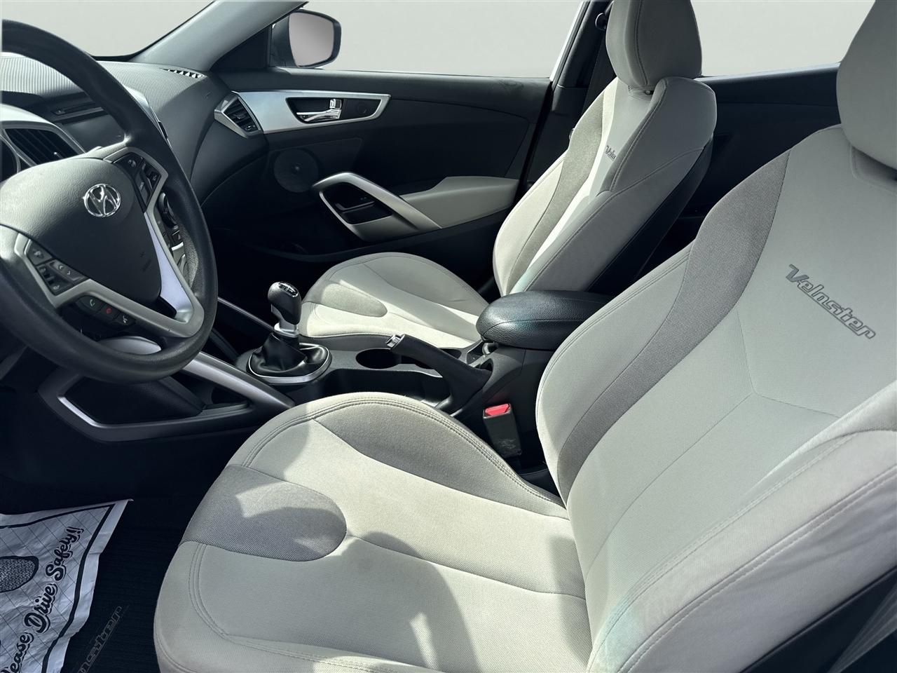 Hyundai Veloster 3dr Cpe Man w/Gray Int 2012