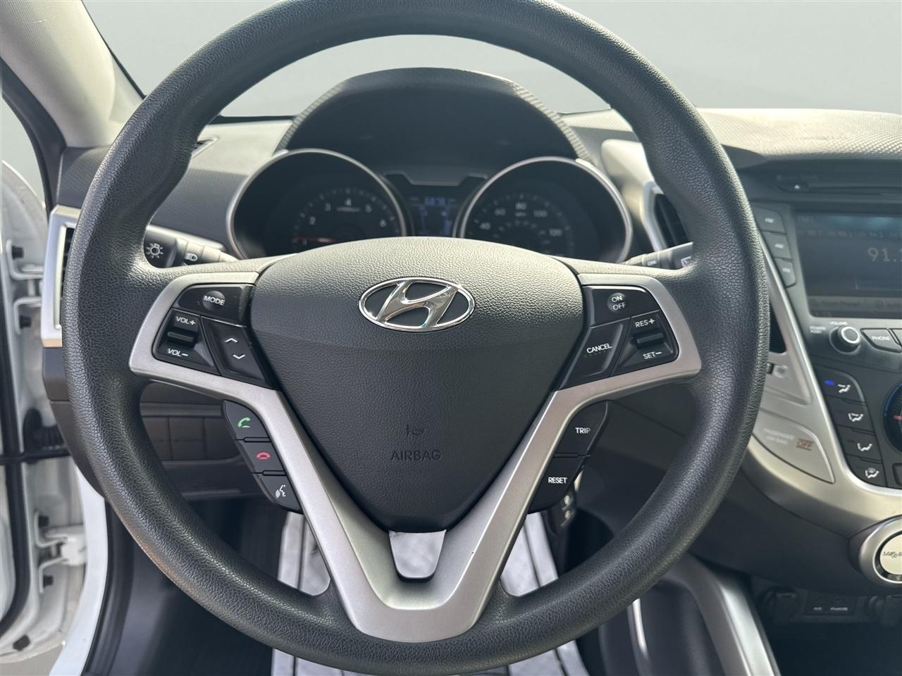 Hyundai Veloster 3dr Cpe Man w/Gray Int 2012