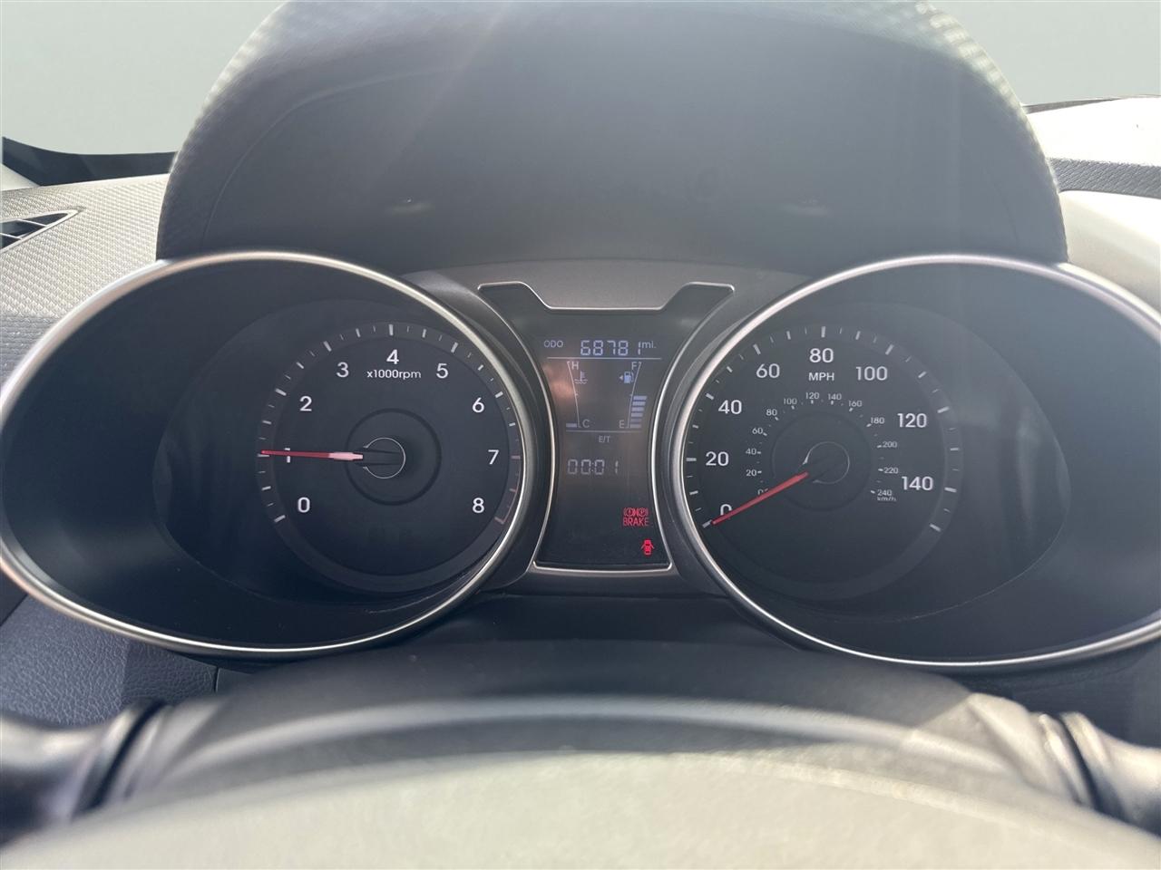 Hyundai Veloster 3dr Cpe Man w/Gray Int 2012
