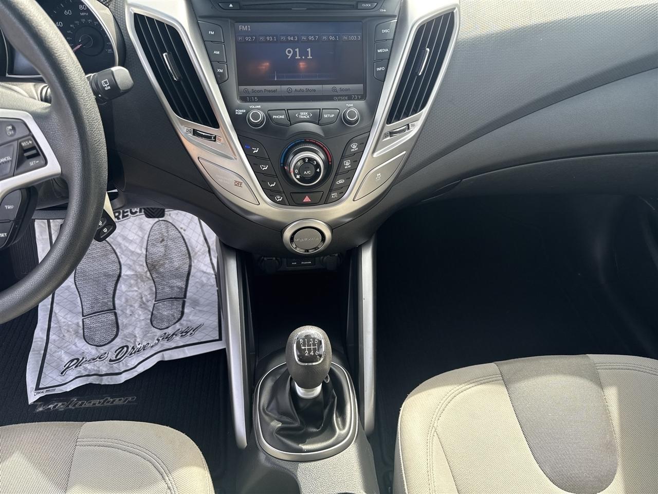 Hyundai Veloster 3dr Cpe Man w/Gray Int 2012
