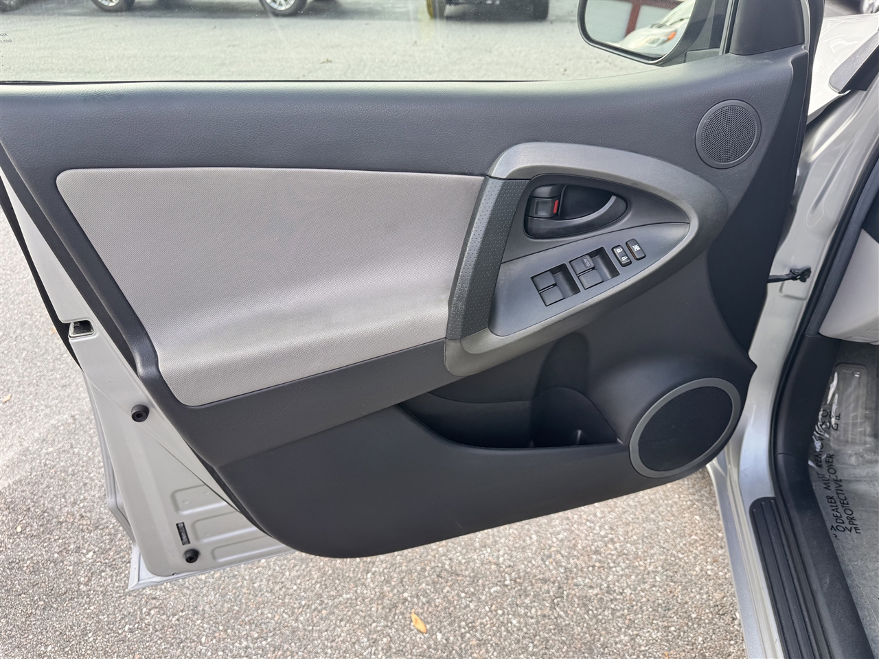 Toyota RAV4 Base I4 2WD 2011