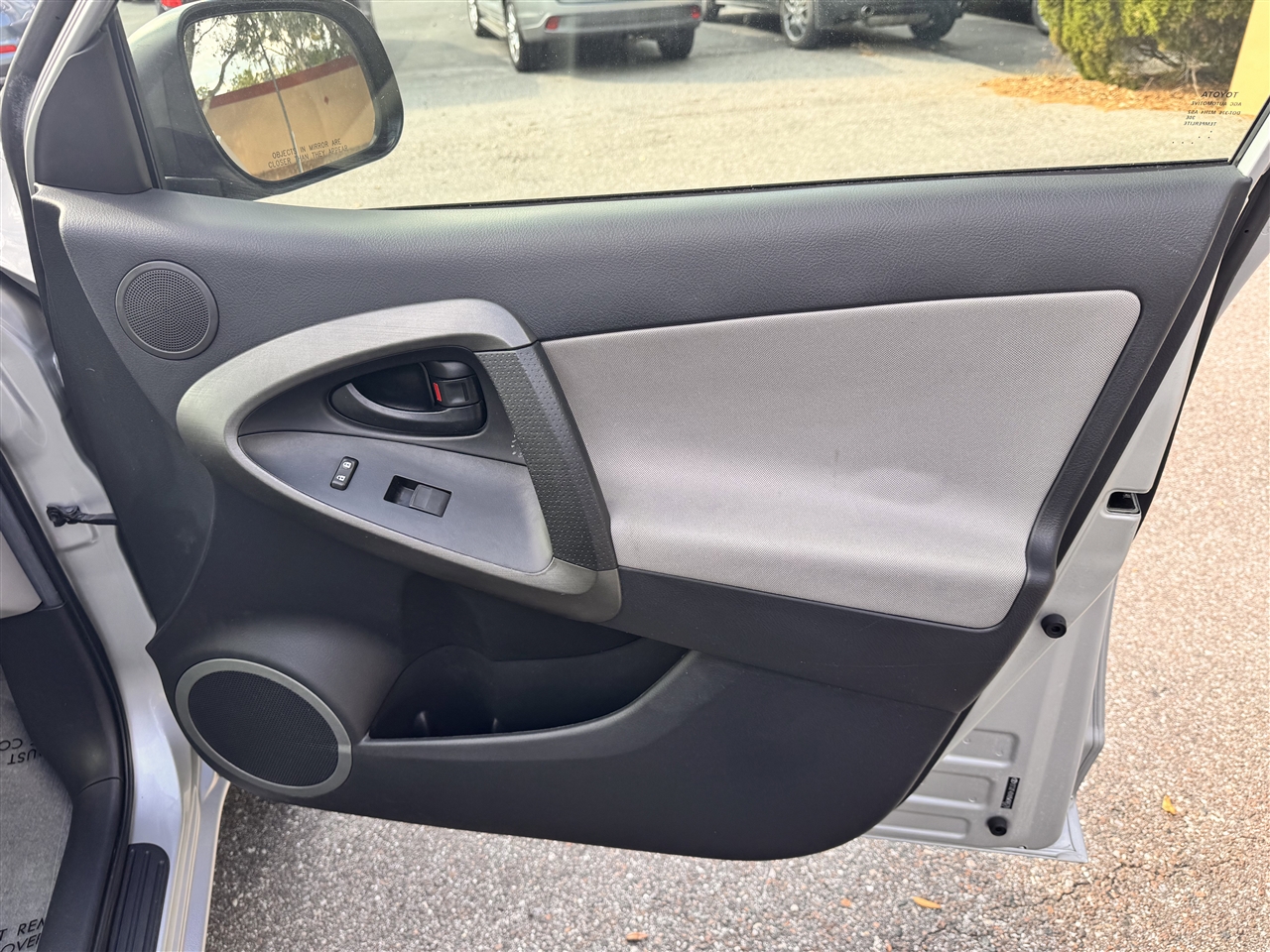 Toyota RAV4 Base I4 2WD 2011