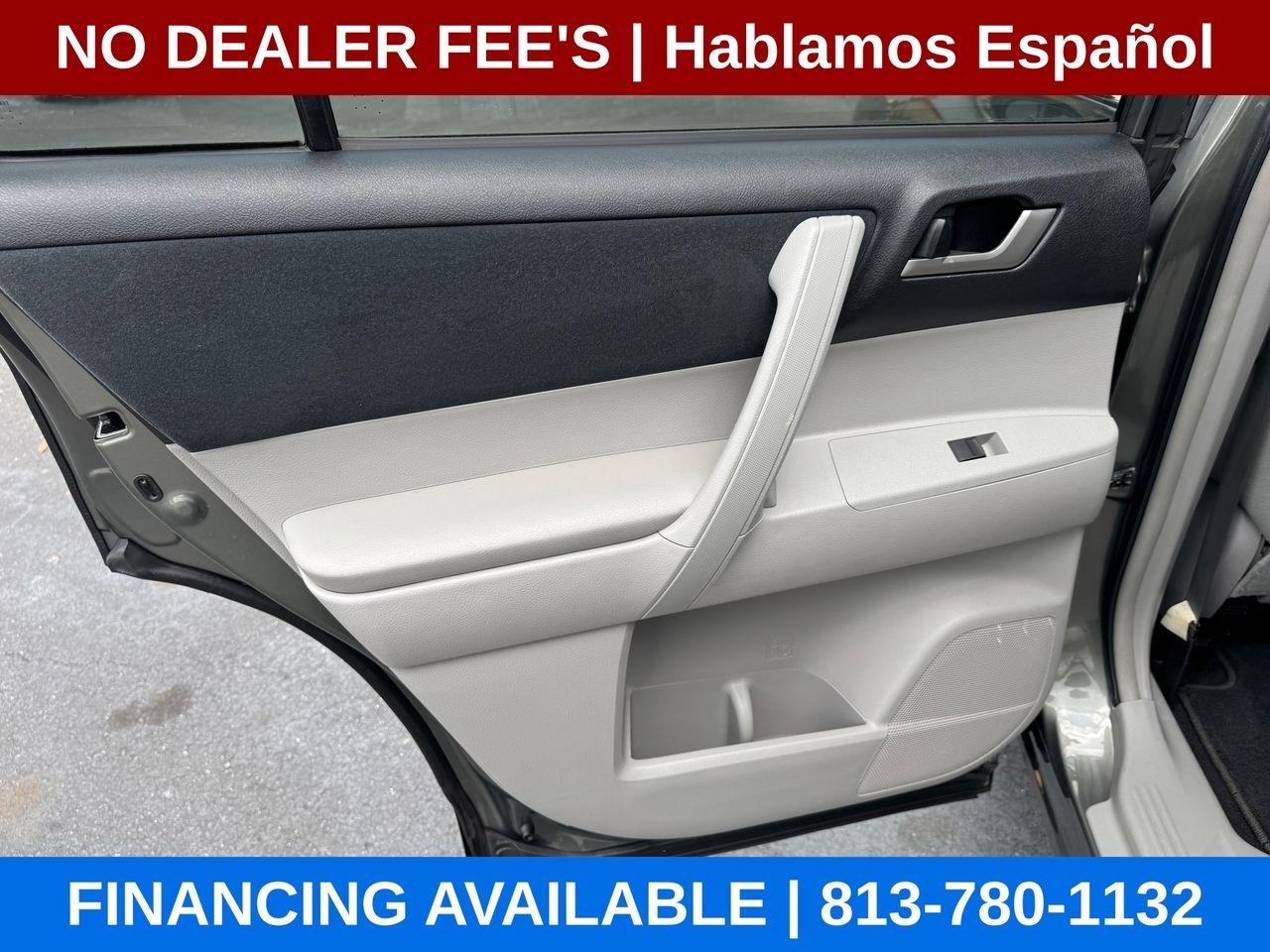 Toyota Highlander Base 2WD V6 2012