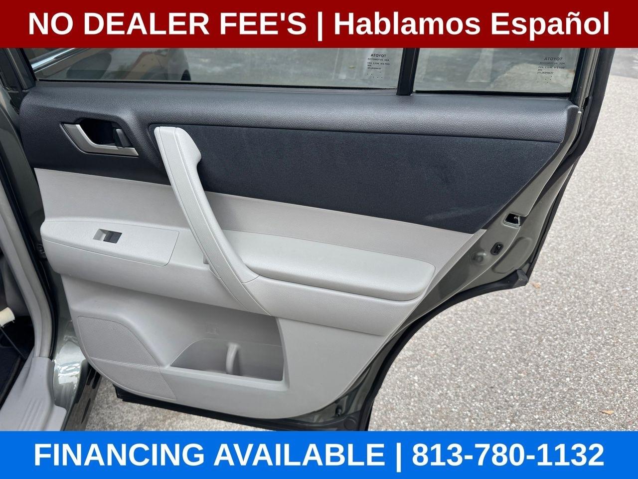 Toyota Highlander Base 2WD V6 2012