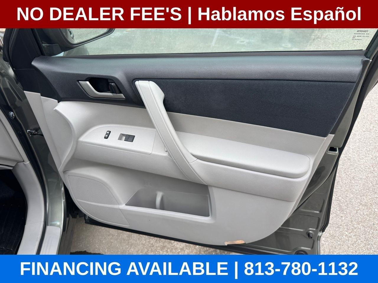 Toyota Highlander Base 2WD V6 2012