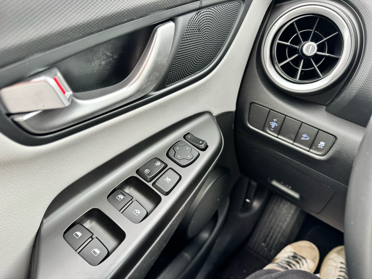 2022 Hyundai Kona Limited photo 8
