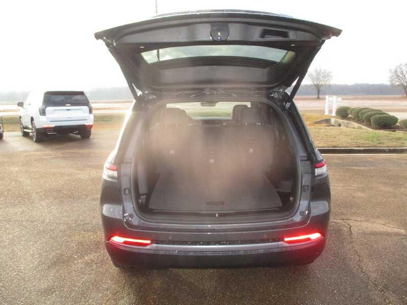 Jeep Grand Cherokee 2WD 4dr Laredo 2026