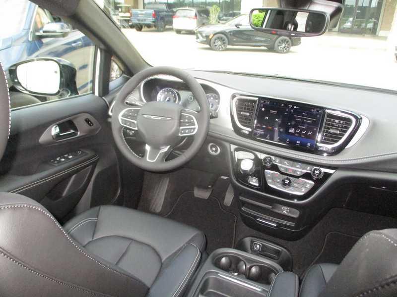 Chrysler Pacifica Select 2027