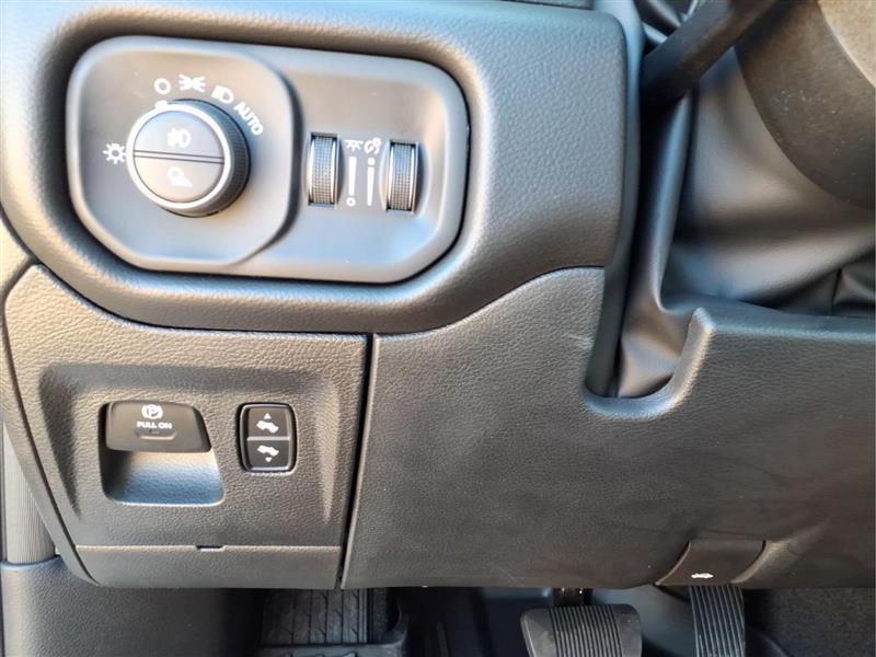 RAM 1500 Big Horn Crew Cab SWB 4WD 2027