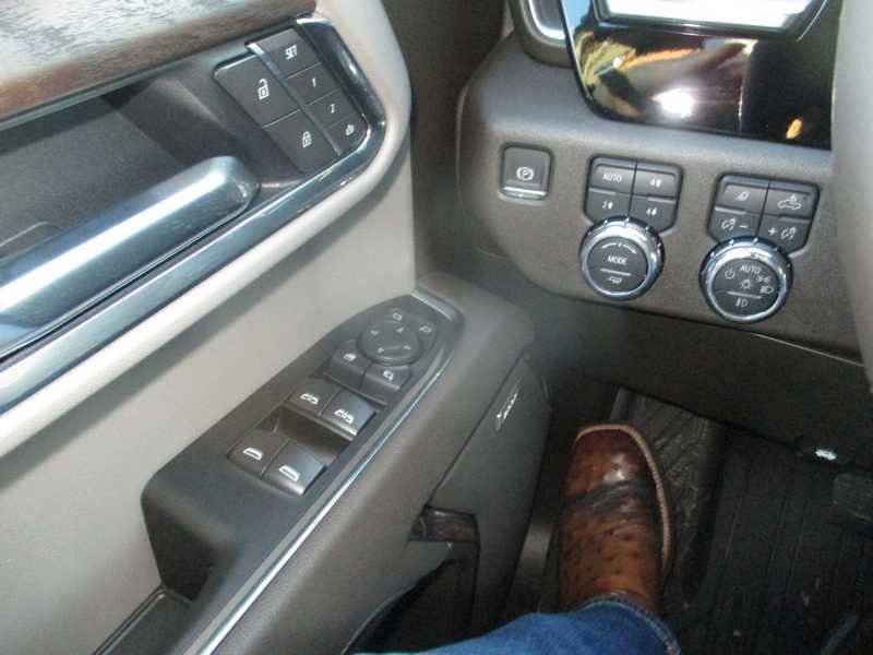 GMC Sierra 1500 SLT Crew Cab 4WD 2026