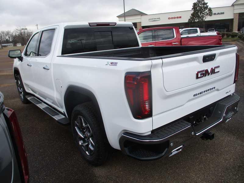 GMC Sierra 1500 SLT Crew Cab 4WD 2026