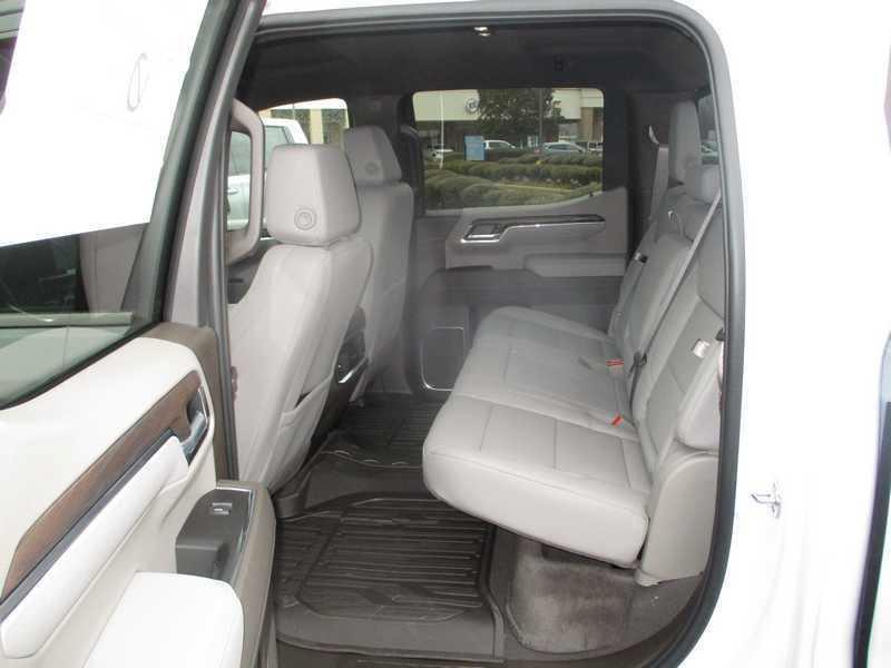 GMC Sierra 1500 SLT Crew Cab 4WD 2026