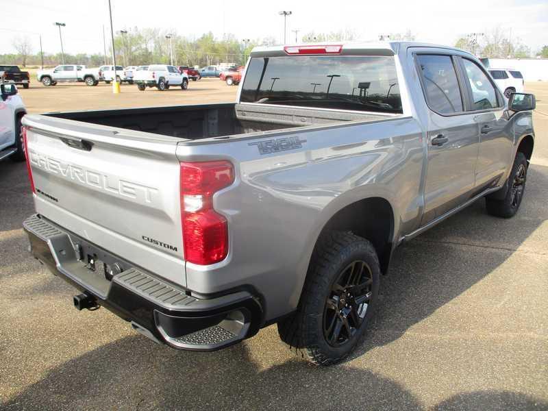 Chevrolet Silverado 1500 Trail Boss Custom Crew Cab 4WD 2026