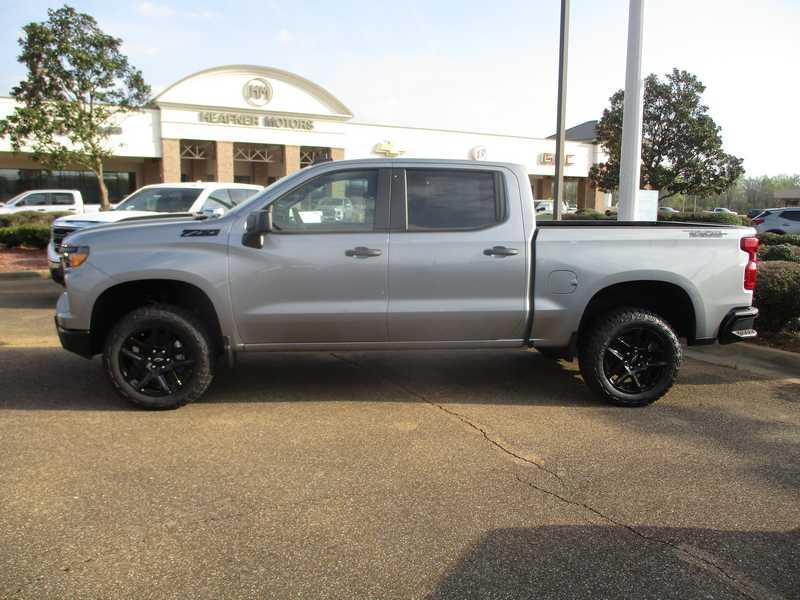 Chevrolet Silverado 1500 Trail Boss Custom Crew Cab 4WD 2026