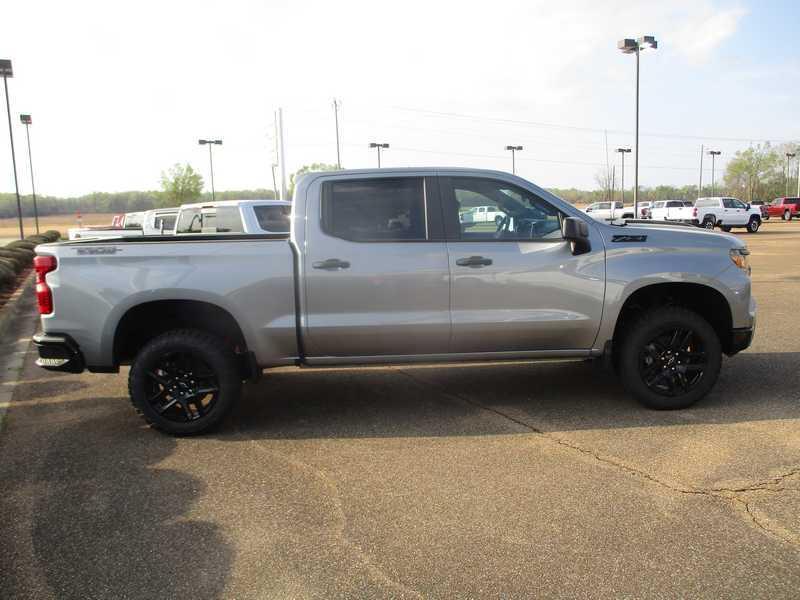 Chevrolet Silverado 1500 Trail Boss Custom Crew Cab 4WD 2026