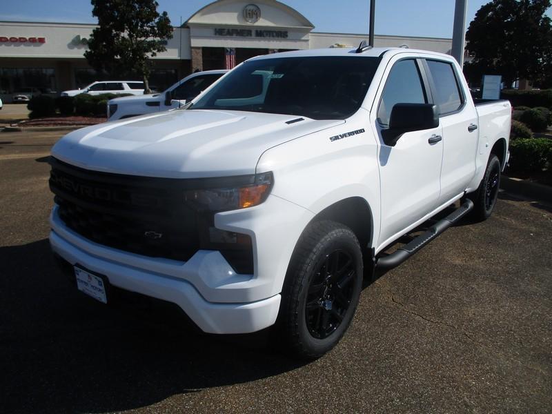 Chevrolet Silverado 1500 Custom Crew Cab 4WD 2026