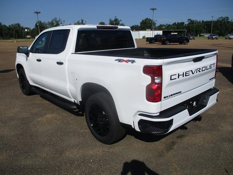 Chevrolet Silverado 1500 Custom Crew Cab 4WD 2026