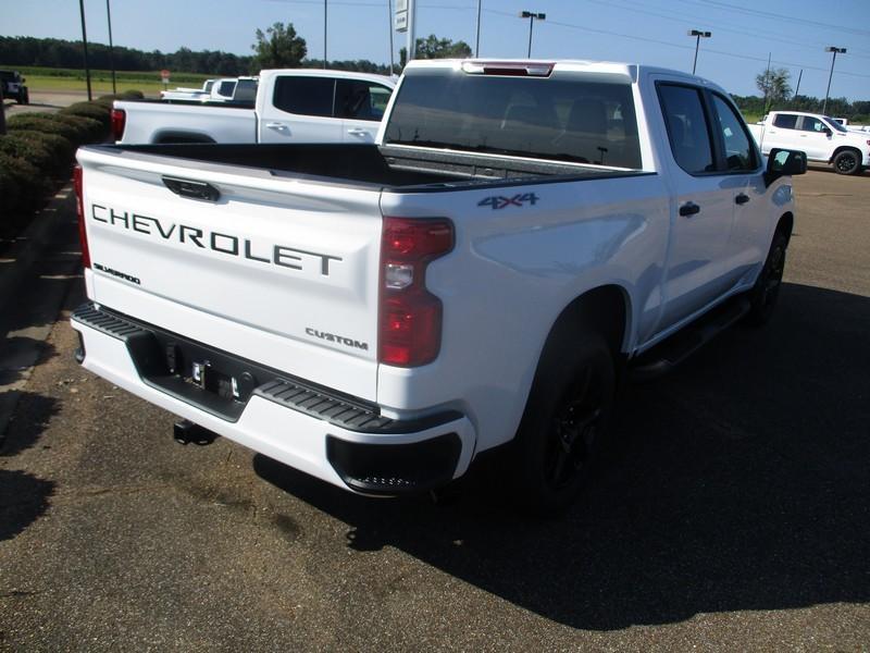 Chevrolet Silverado 1500 Custom Crew Cab 4WD 2026