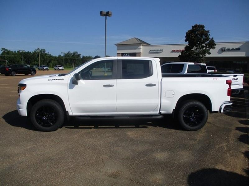 Chevrolet Silverado 1500 Custom Crew Cab 4WD 2026