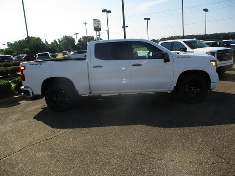 Chevrolet Silverado 1500 Custom Crew Cab 4WD 2026