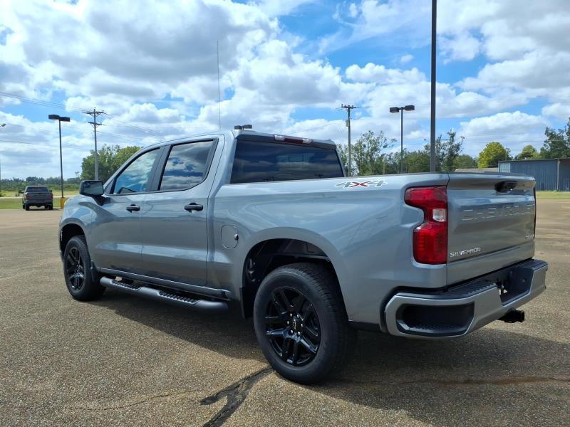 Chevrolet Silverado 1500 Custom Crew Cab 4WD 2026