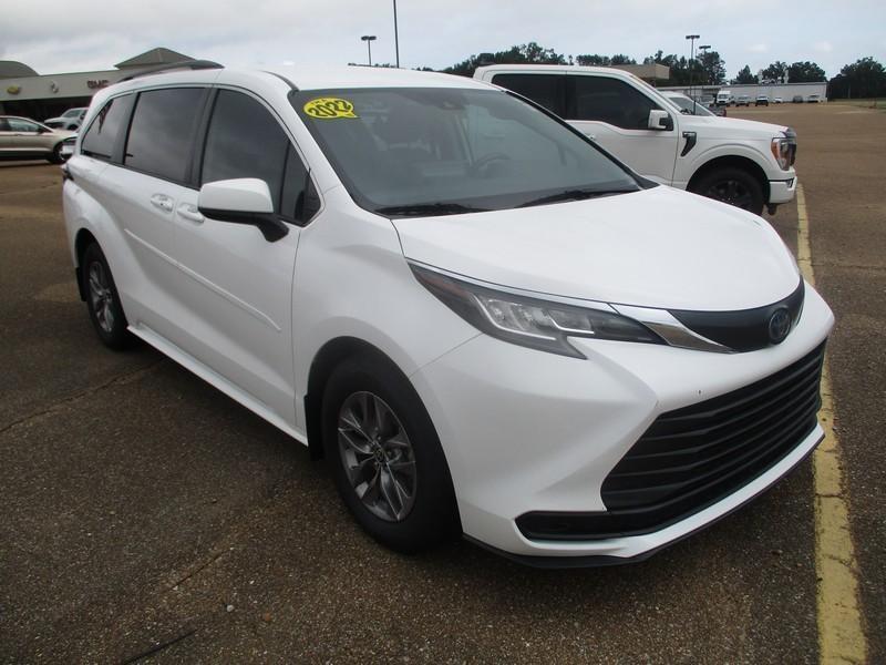 2022 Toyota Sienna LE 8-Passenger