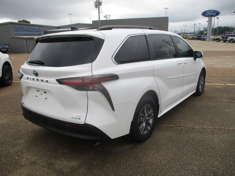 Toyota Sienna LE 8-Passenger 2022