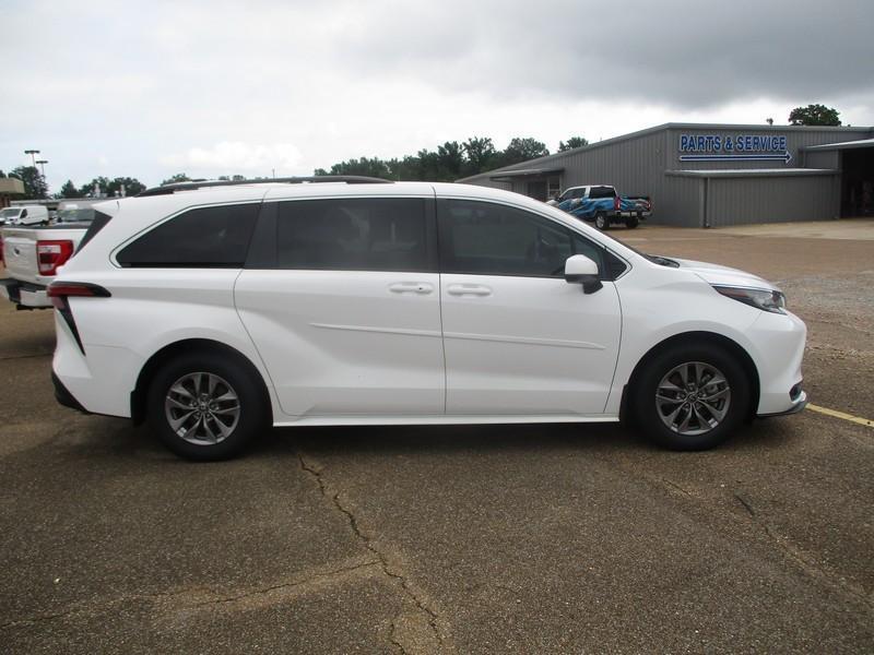 Toyota Sienna LE 8-Passenger 2022