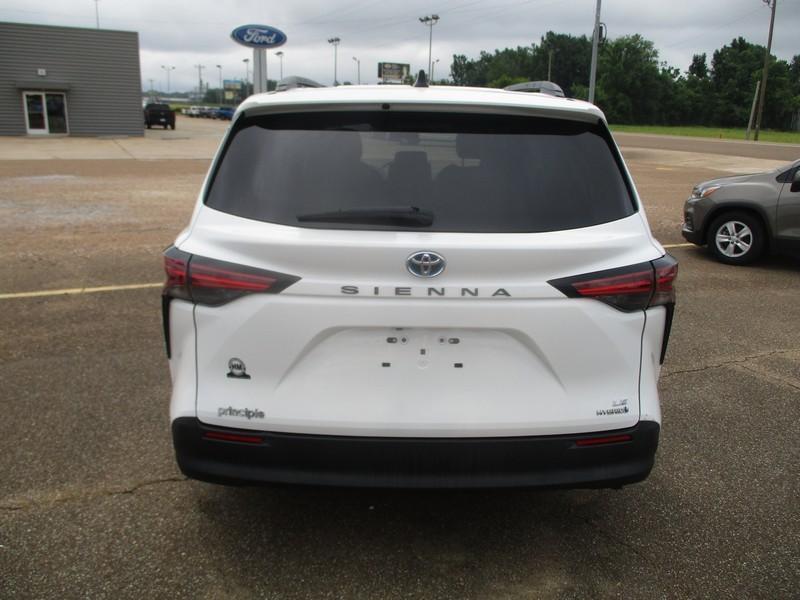 Toyota Sienna LE 8-Passenger 2022