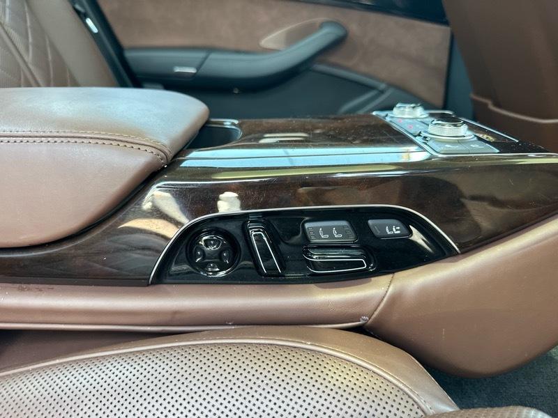 Audi A8 L 4.0T quattro 2015