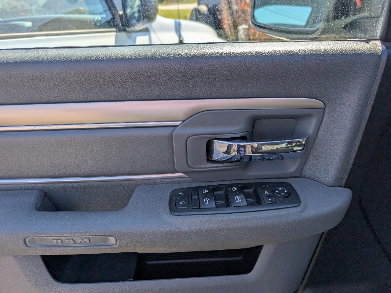 RAM 1500 SLT Crew Cab SWB 4WD 2016