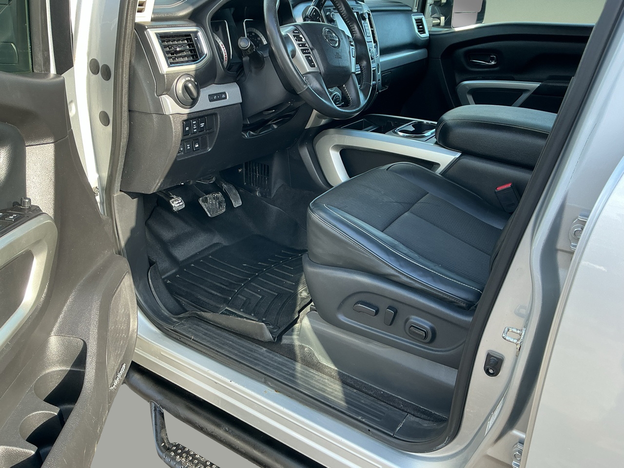 Nissan Titan 4x4 Crew Cab PRO-4X 2017