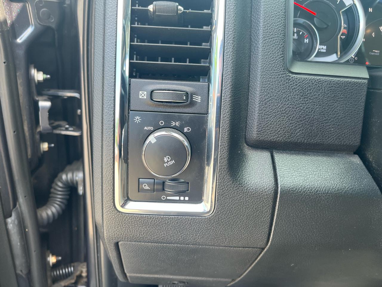 RAM 1500 4WD Quad Cab 140.5" Laramie 2014